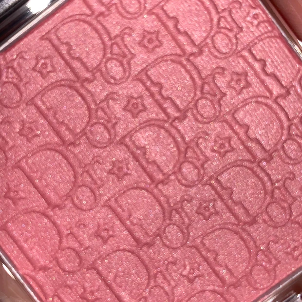 	「Dior ロージー グロウ 850 スターリー モーヴ」ライトで撮影したチークの質感ときらめきが分かる写真