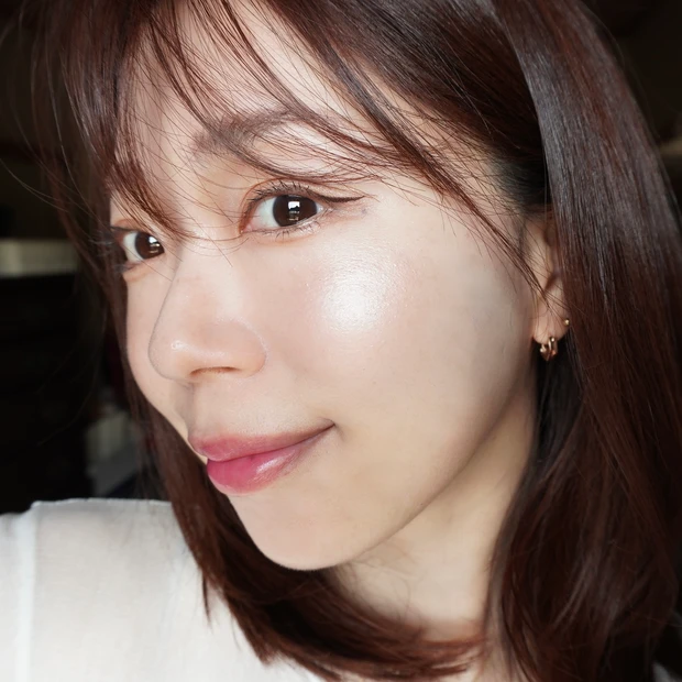 YSL（イヴ・サンローラン）の人気リップ「ラブシャイン」新色163 ラズベリークラッシュと、新作ハイライト「オールアワーズ ハイパールミナイザー03」でメイク