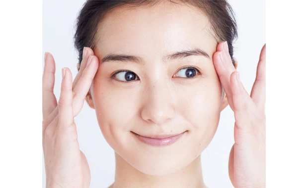 顔の上半分はこめかみ、下半分は耳たぶのつけ根の「ゴミポケット」へとクルクル。目と口は「輪筋」に沿って。