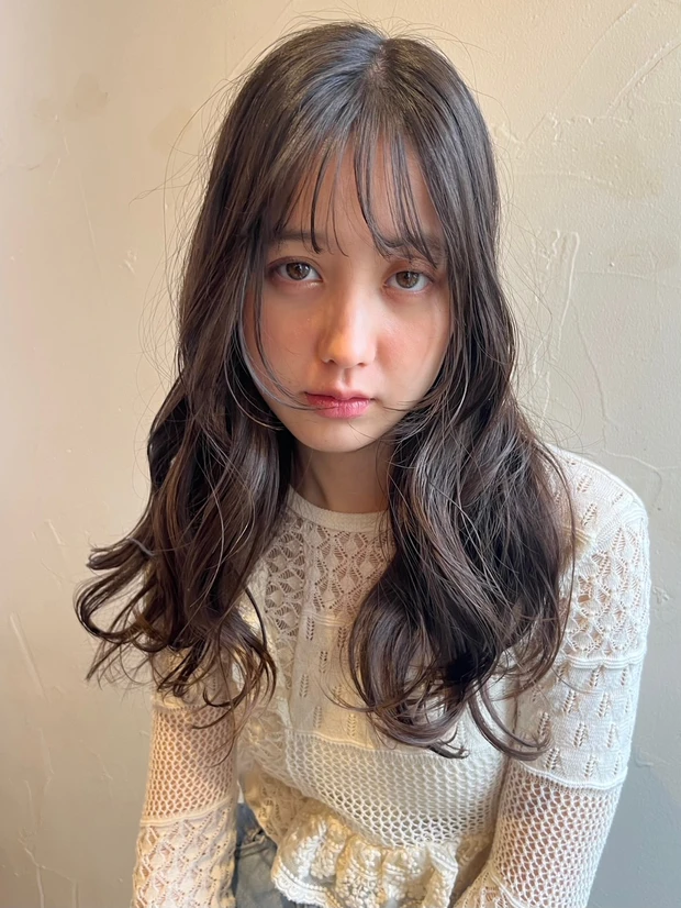 ヘアカタログ ロング ロングヘア 前髪あり スタイリング