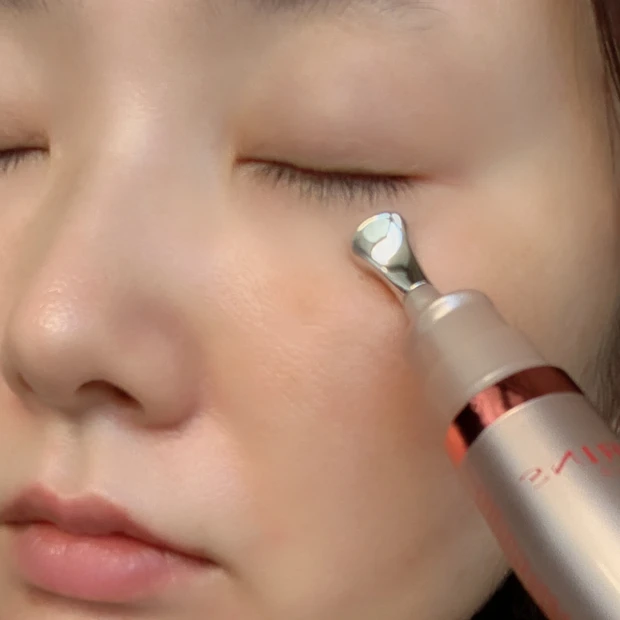 グラン アイ セラム Vを目もとにアプリケーターで塗布している使用写真。目の周りの肌を引き締め、すっきりした印象へ。アプリケーターはひんやりしている。