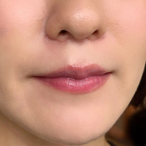 ニベア リッチケア&カラーリップ 色持続タイプ カシスローズ 仕上がり