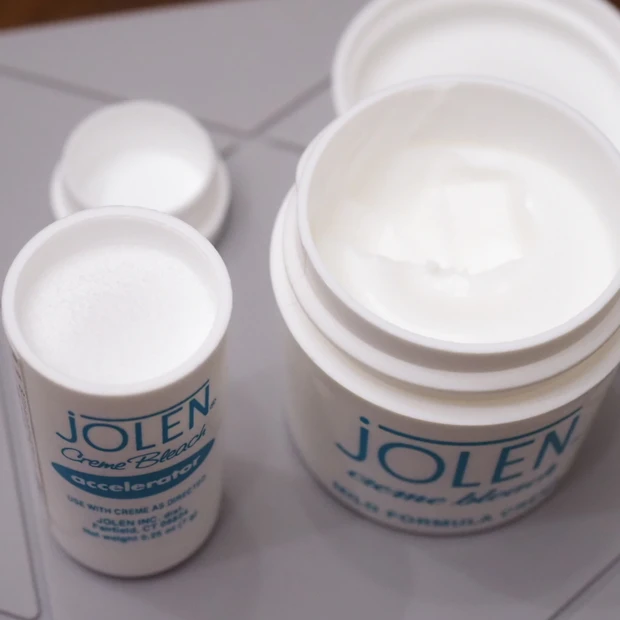 ジョレンクリームブリーチ パウダー状の1剤とクリーム状の2剤