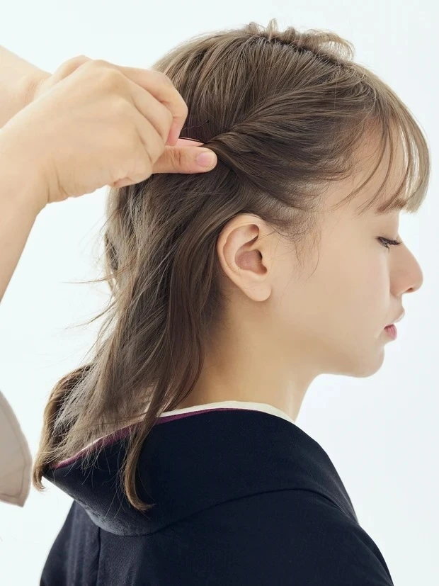 着物 髪型_まとめ髪に一手間加えた「ねじりサイドシニヨン」_手順2