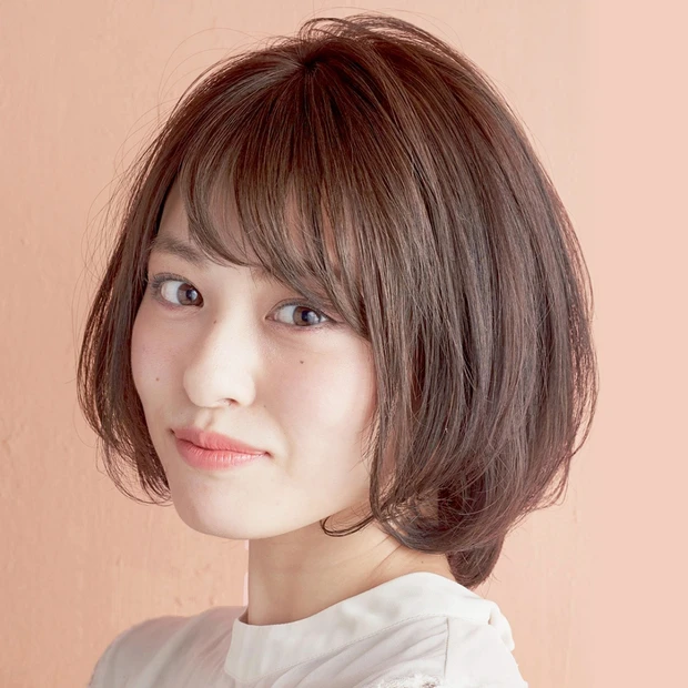顔や首すじをほっそりと見せる、軽やかタッチのレイヤーボブ