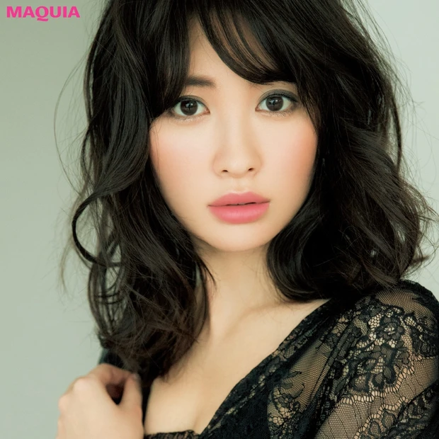 こなれ感と色気をまとう、ふんわりぼかしたネイビーEYE×マシュマロピンク…