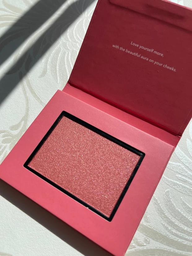 【肌に溶け込むメルティチーク】
パウダーという事を忘れるしっとり肌に溶け込む極上チーク!パール、艶、透明感、血色感どこをとっても◎_3