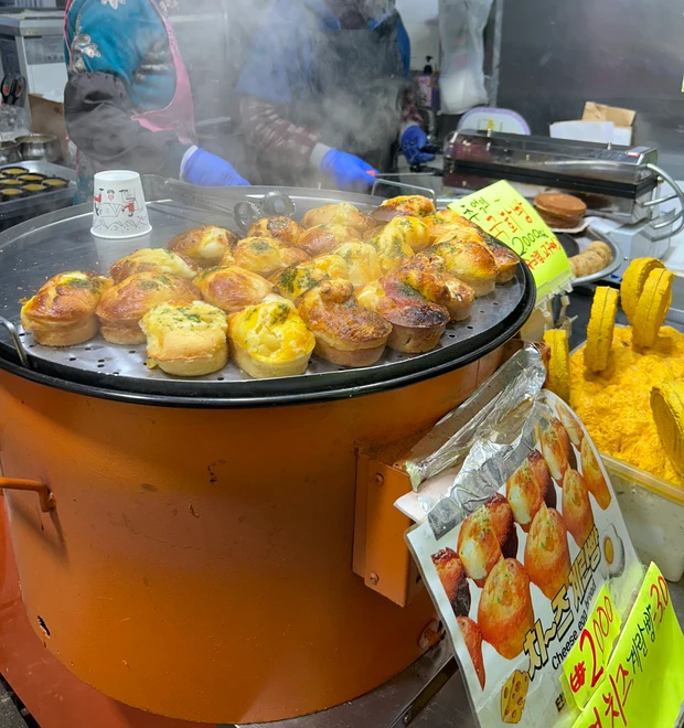 ひとリート 韓国　女子　一人旅　ご飯　スポット　弘大　望遠市場　マンウォンシジャン　食べ歩き　ケランパン　卵パン