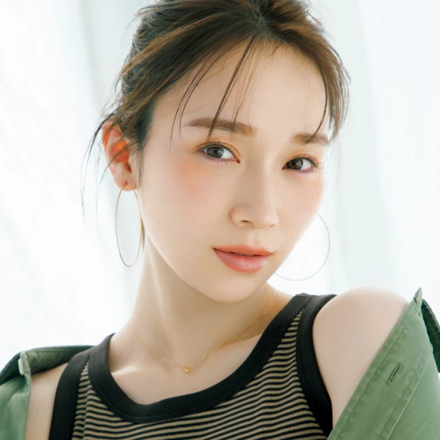 守屋麗奈さんが実演。肌見せタンクワンピに映えるヘルシー血色メイク