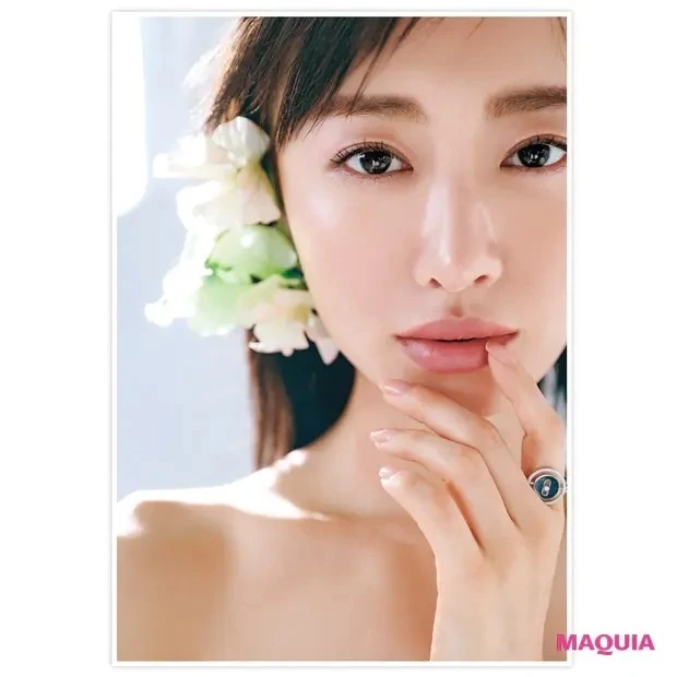 「MAQUIA」2021年4月号の表紙を飾った松本まりかさん