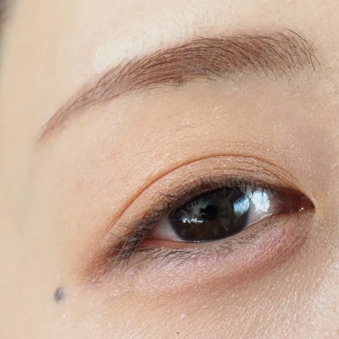 ブリーチ後、ピンクのアイブロウパウダーでメイクした眉