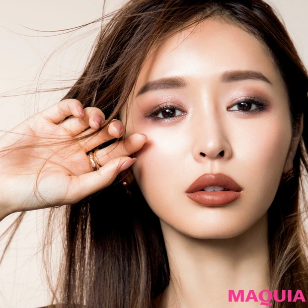 ビターブラウンで垢抜け顔に！ イエベ秋タイプさんの絶対買いなブラウンリッ…