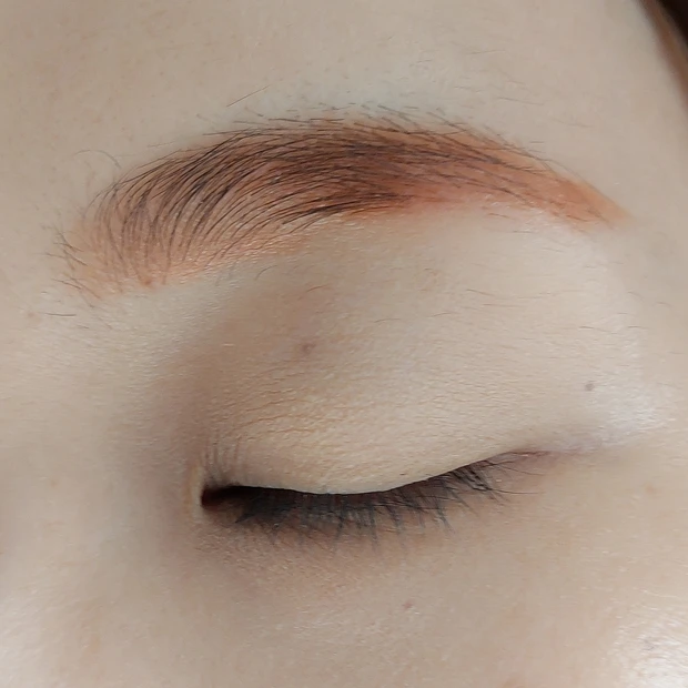 ピンクブラウン 眉メイク