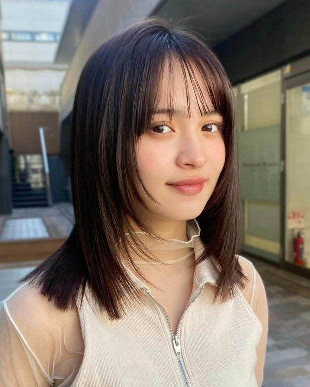 顔まわり レイヤー ミディアム 　ストレート　暗髪