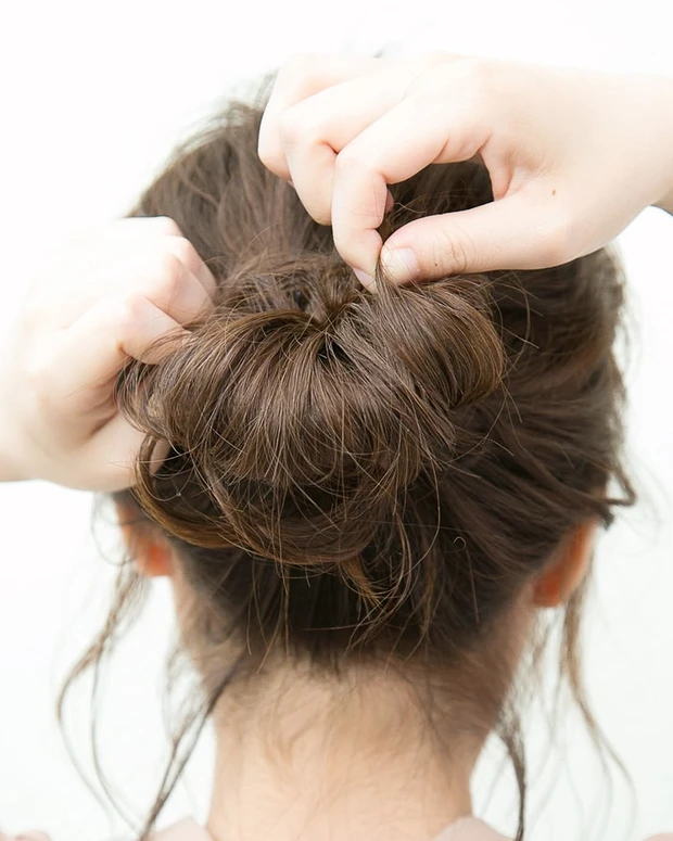 めがねにも合う！小顔効果も狙えるお団子ヘア_4
