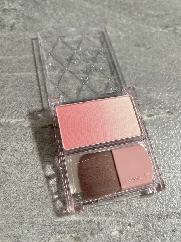 キャンメイク　グラデーションチークス　チーク　ハイライト　先行発売　新作　新商品　01 ベリーヨーグルト　02 モモミルクティー　イエベ　ブルベ　どこで売ってる