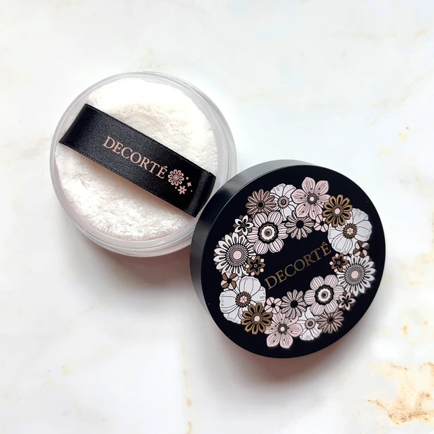 コスメデコルテのルースパウダー「09 Crystal Flake」パッケージ写真