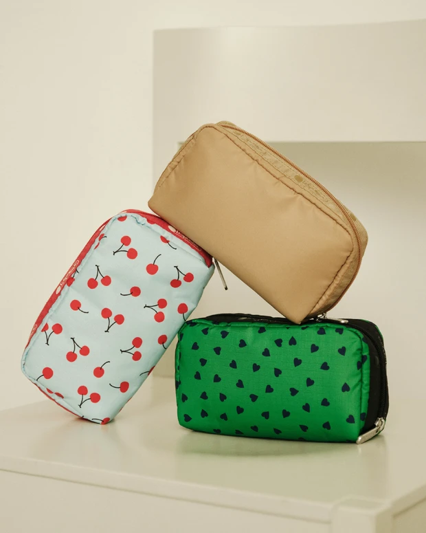 レスポートサックと神崎恵さんのコラボ 持ち運びに便利な「Beauty Makeup Pouch」 デザイン