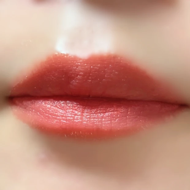 耐久テストで落ちにくさを検証中のルージュ ディオール オン ステージ