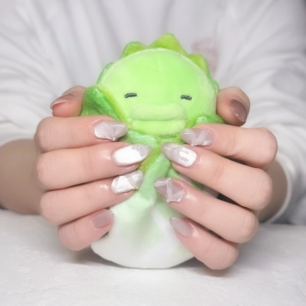 セリアのデザインネイルシールを使ったバレエコアネイル。リボンモチーフが大人可愛いセルフジェルネイルの仕上がり