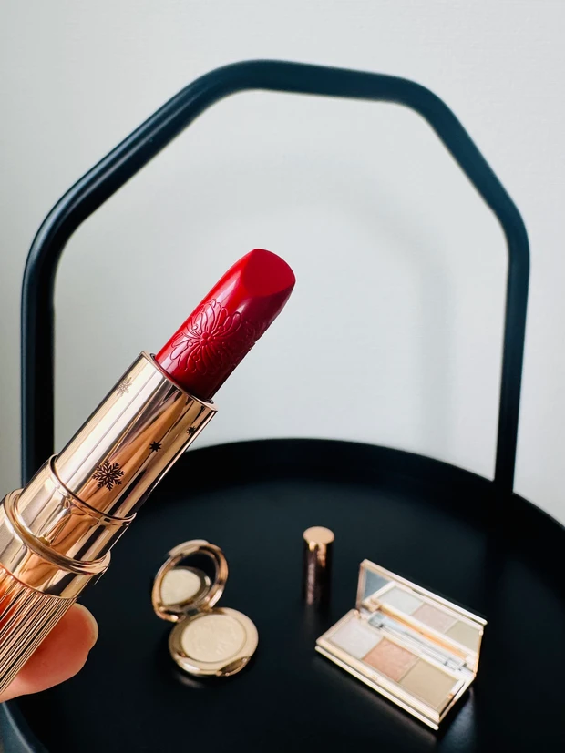 ポール＆ジョーのクリスマスコフレ2025、001 フラッパードレスのリップスティック