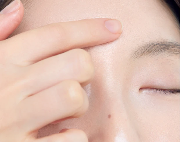 2026年春おすすめ新作リキッドハイライト　指の腹を使って広く塗る