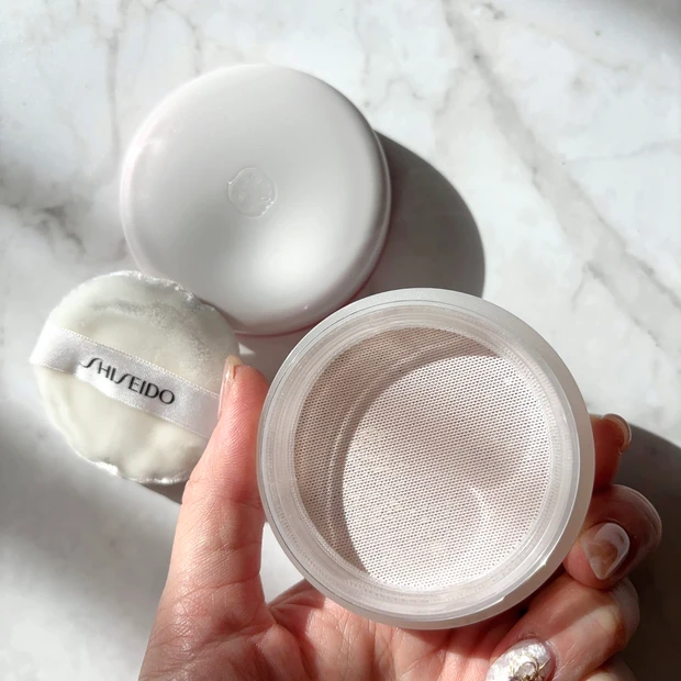 神崎恵が愛用する資生堂のパウダー「SHISEIDO　エッセンススキンセッティングパウダー　01 Hydrating GLOW」をレビュー