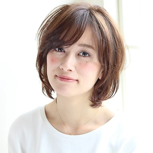 エイジレスな魅力を発揮する、無造作パーマの大人めマッシュショート