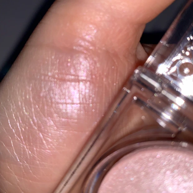 02ムーングロウピンクをライト下で撮影。パールの輝きで多幸感溢れる仕上がり。