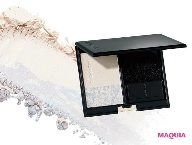 上質フェイスパウダーをハイライト使い_リタッチ プレスト パウダー 01 ￥7150／SUQQU