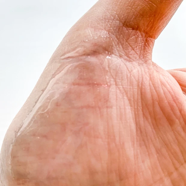 キャンメイク トゥインクルジュエリープランパー 01 自然光での手元スウォッチと色味