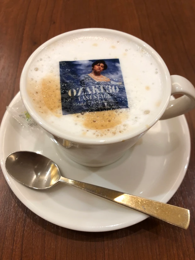 尾崎豊没後30年の展覧会のカフェにて