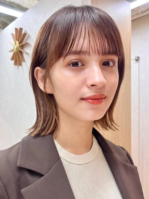 伸ばしかけ　髪型　ロブ　こっくりとしたブラウンカラーのお洒落な外ハネロブ