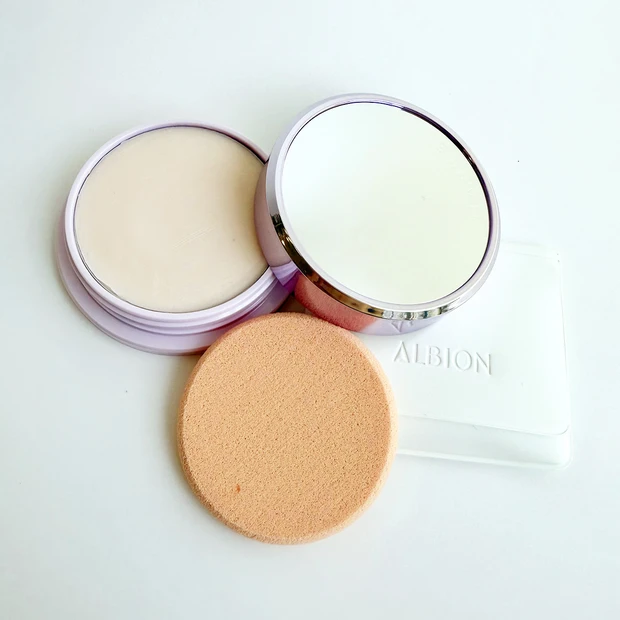 ポーチの中身　アルビオンフラルネ　モイストリタッチクリーム