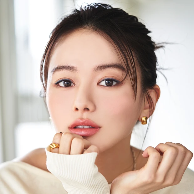 チーク推しの血色メイクを知りたい！ 山本舞香さんがリップとトーンをそろえた、あいまいチークで春顔にシフト