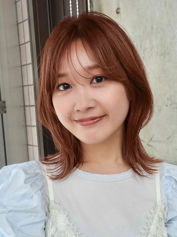 髪型　ミディアムレイヤー　ミディアムヘア　シースルーバング　正面