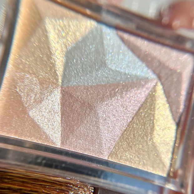 【塗る宝石】バズり限定ハイライトまだ買えた！セザンヌ「パールグロウハイライト SP1 オーロラプリズム」_2