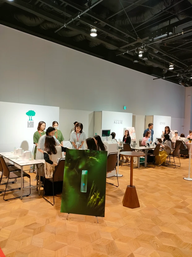 MAQUIAサロンのゲスト石井美保さんの感動レベル！透明美肌を支える愛用スキンケア＆お土産紹介【MAQUIA SALON】_2_1