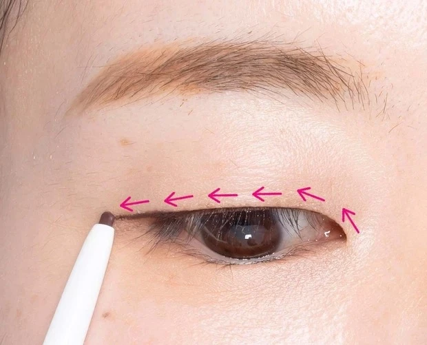 【一重メイクのやり方】アイラインの引き方 1. 上まぶたの目頭から目尻先までブラウンのラインを引く