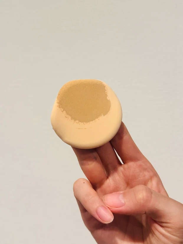 ByURのセラムフィットフルカバーグロークッションをパフに取ったイメージ