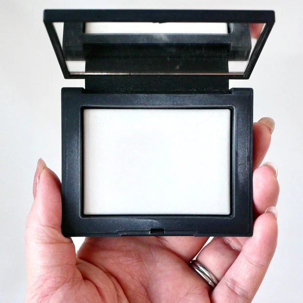 Y2Kメイク ベースメイク NARS(ナーズ)ライトリフレクティングセッティングパウダープレストN