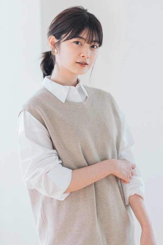 シャツ×ベストのレイヤードスタイルには、好感度アップを狙うシンプル結びに決まり