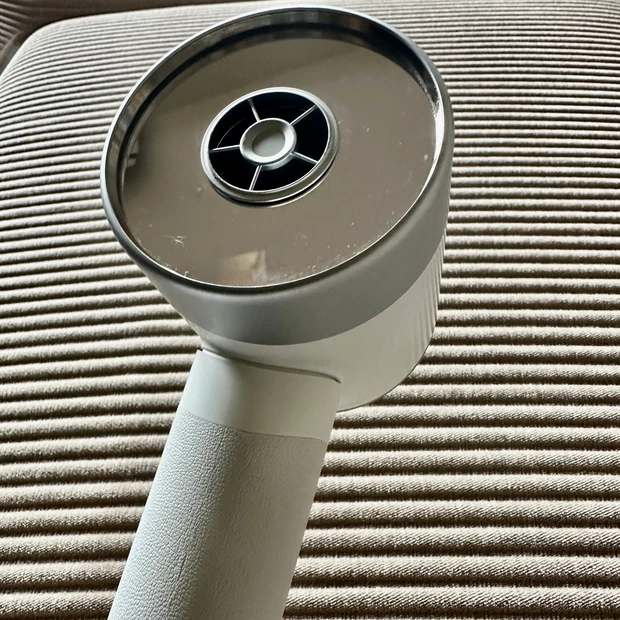 キラキラ光るドライヤーは低温の風＋光のパワーで髪に優しく乾かします_1_1