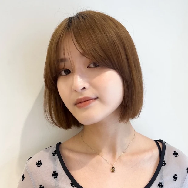 【大人のミニボブ】シンプルなボブヘアを軽やかに見せるなら、ベージュ系カラ…
