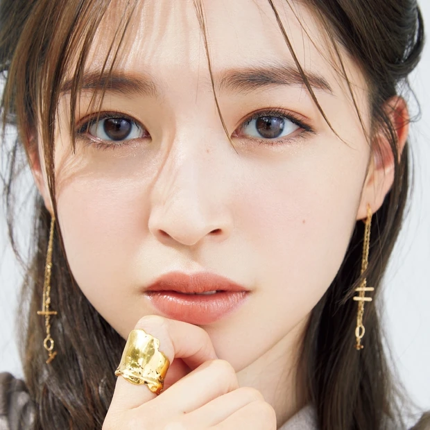 きつい印象が柔らかく みんベスコスメでこなれ感たっぷりのまろやか顔に Maquiaメイク Line News