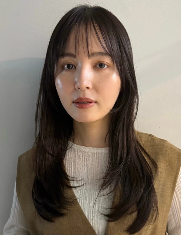 髪型 ロングレイヤー ロングヘア シースルーバング 正面