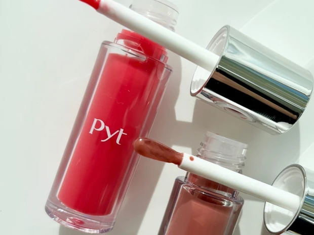 LE SSERAFIM専属メイクアップアーティスト・ダソム先生監修「Pyt（ピュット）」のホリデー限定リップグロスを全色スウォッチ！