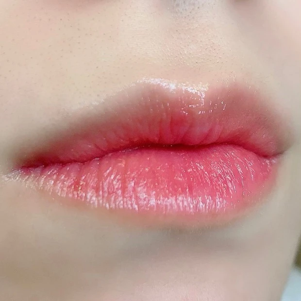 【おすすめ粘膜リップ⑩】 ゲラン「キスキス ビー グロウ」 人気色「309 ハニーグロウ」　仕上がり　着画像