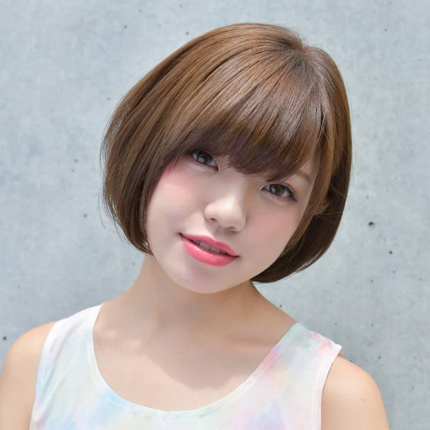 くすみカラーでおしゃれ度高め! 小顔に見せる愛されショートボブ
