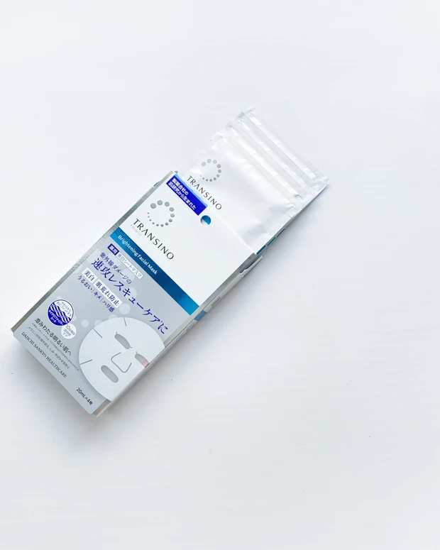 トランシーノ薬用ブライトニングフェイシャルマスクの箱から個包装が見えている状態(ドラッグストアで買える美白ケアマスク)
